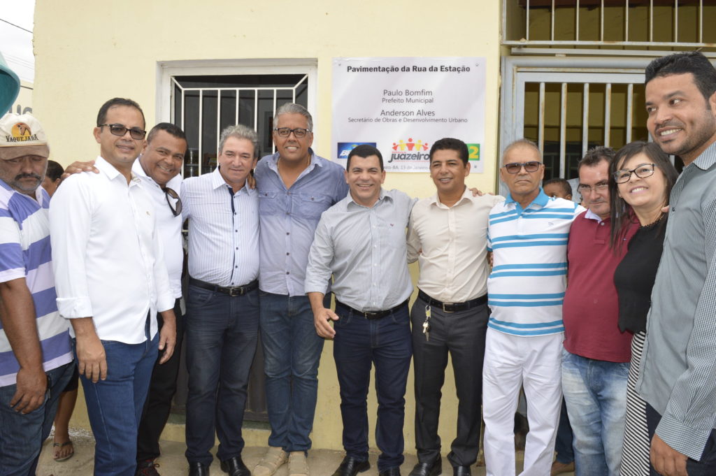 Alex secretarios e vereadores participam de inauguração