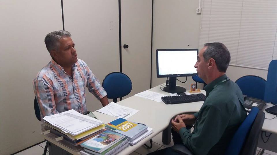 Alex Tanuri em reunião