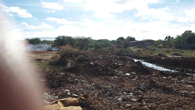 Nesta parte do terreno a prefeitura querem jogar o esgoto