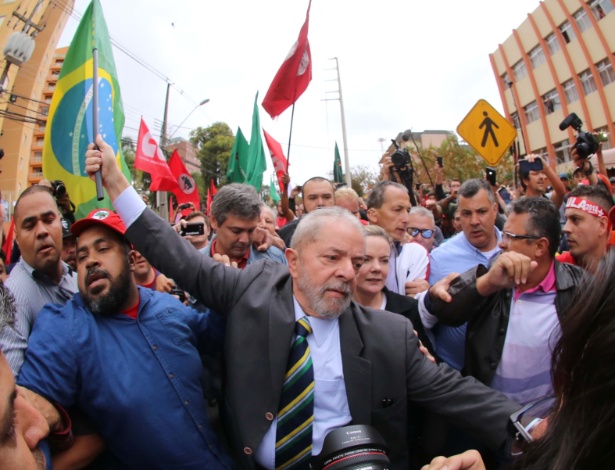 10mai2017---o-ex-presidente-luiz-inacio-lula-da-silva-participa-de-caminha-em-direcao-a-sede-da-justica-federal-em-curitiba-onde-prestara-depoimento-ao-juiz-sergio-moro-1494436403914_615x470