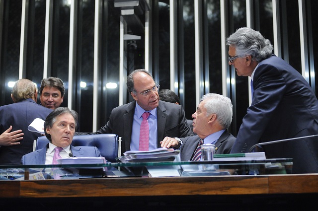 Plenário do Senado durante sessão deliberativa ordinária. Participam: presidente do Senado Federal senador Eunício Oliveira (PMDB-CE);  senador Fernando Bezerra Coelho (PSB-PE);  senador Otto Alencar (PSD-BA);  senador Ronaldo Caiado (DEM-GO). Foto: Pedro França/Agência Senado