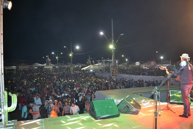 Flávio Leandro tocou e cantou para 10 mil pessoas.jpg