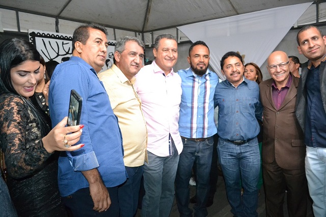 Governador passou a noite na festa e posou.jpg