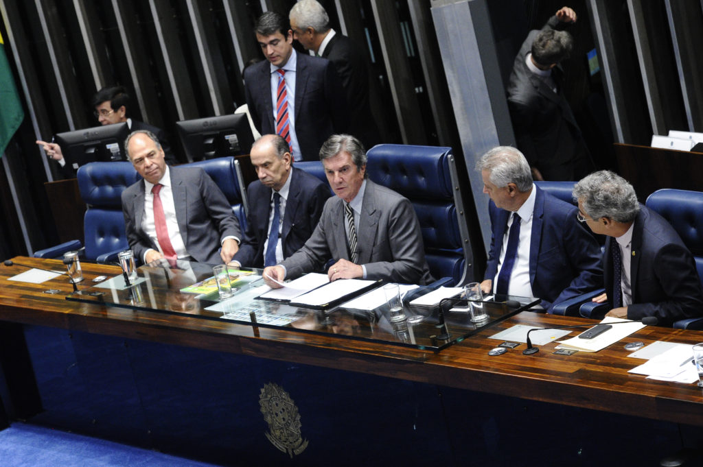 Comissão de Relações Exteriores e Defesa Nacional (CRE) realiza reunião extraordinária para instalação e eleição do presidente e vice da Subcomissão Fórum Mundial da Água.  Mesa: senador Fernando Bezerra Coelho (PMDB-PE); ministro das Relações Exteriores, Aloysio Nunes; presidente da CRE, senador Fernando Collor (PTC-AL); governador do Distrito Federal, Rodrigo Rollemberg; vice-presidente da CRE, senador Jorge Viana (PT-AC). Foto: Marcos Oliveira/Agência Senado