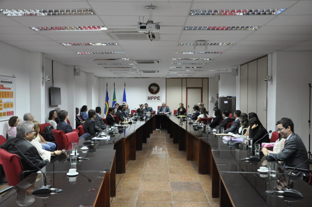 Reunião dos novos promotores com o procurador-geral de Justiça Francisco Dirceu Barros