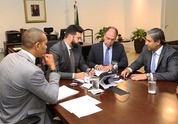 O ministro de Minas e Energia, Fernando Coelho Filho (de gravata vermelha, ao lado do senador Romero Jucá), durante o ato de filiação ao MDB (Foto: Sara Resende/TV Globo)