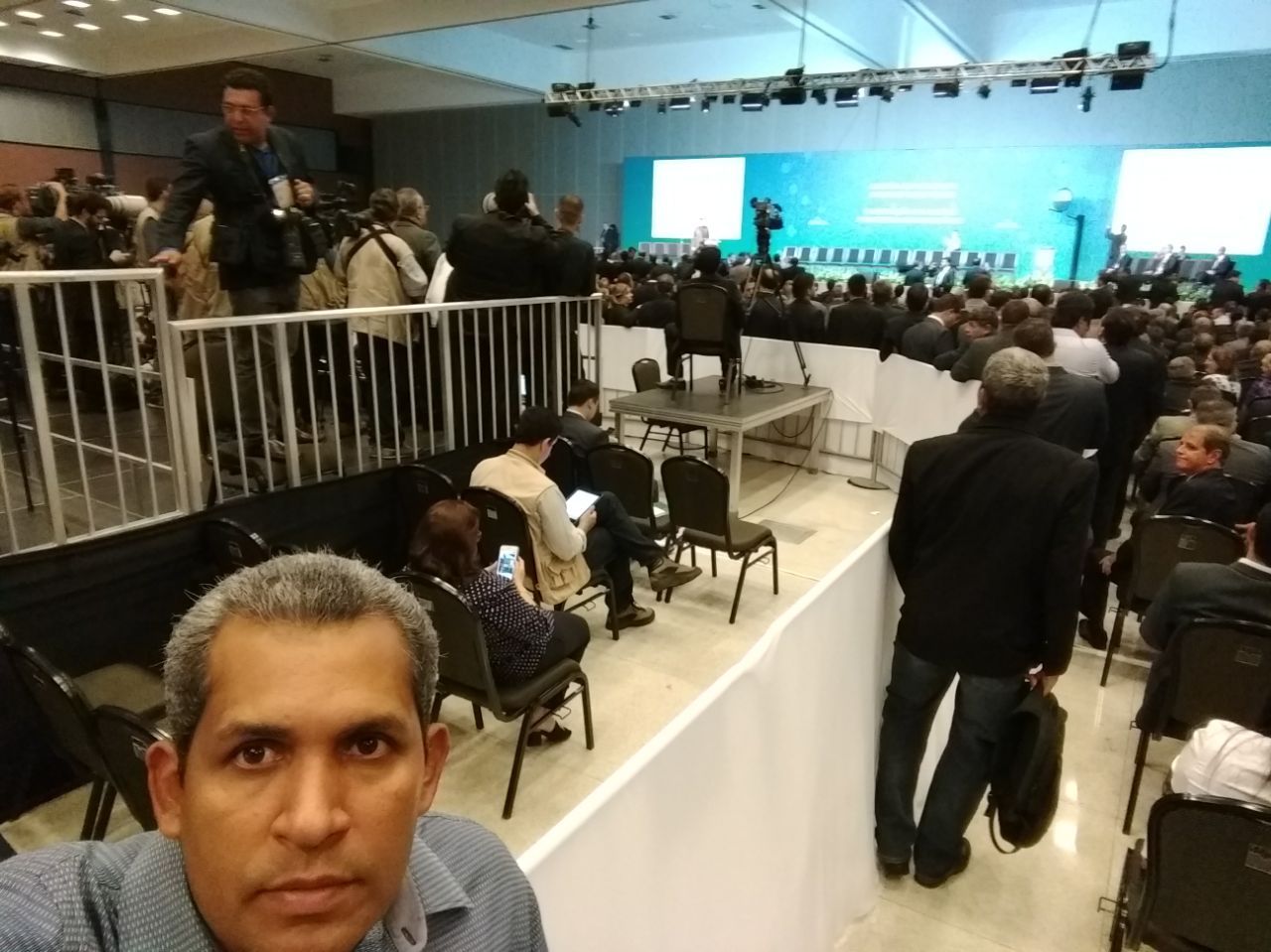 Prefeito Wilker registra em selfie presença no lançamento do programa GESAC