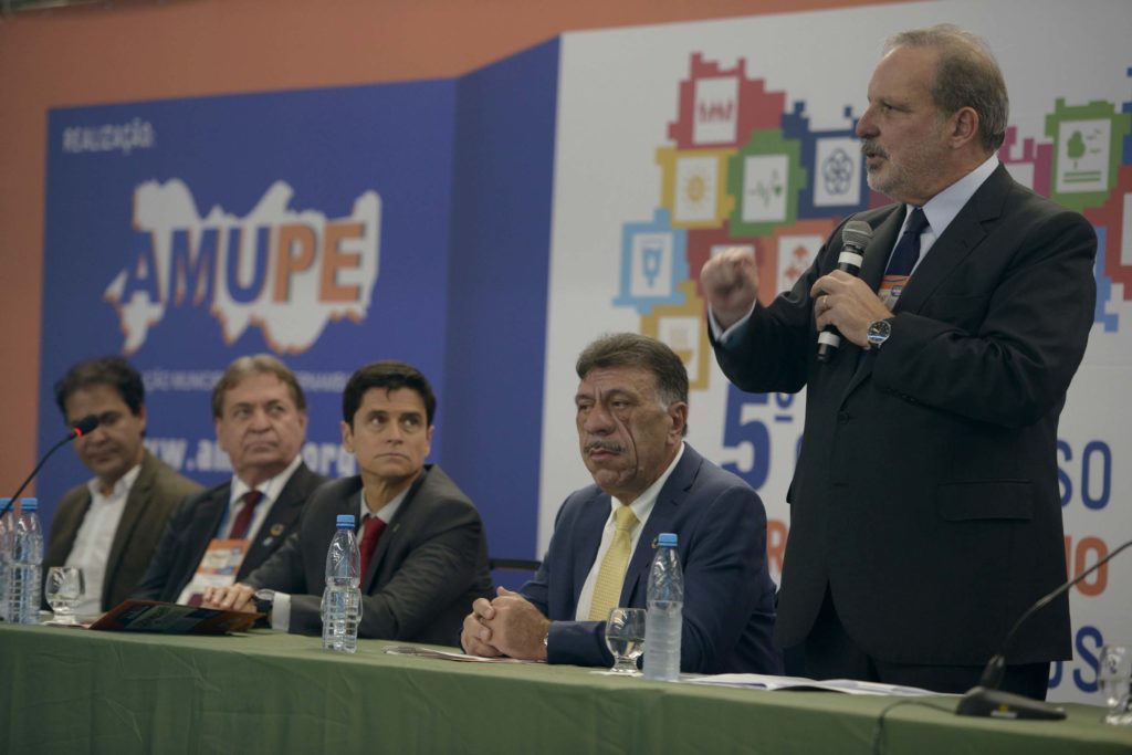 SENADOR ARMANDO MONTEIRO PARTICIPA DO 5º CONGRESSO PERNAMBUCANO DE MUNICIPIOS Assunto : Senador Armando Monteiro Participa do 5º Congresso Pernambucano de Municipios realizado no centro de convencoes de Pernambuco. TEMA : Objetivos de Desenvolvimento Sustentaveis  - MetaGlobal - Acao Municipal Olinda / PE        05 / 04 / 2018 FOTO : Leo Caldas