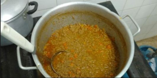 Até comida podre era servida na merenda das crianças por empresas da Máfia da Merenda. A foto é da auditoria do TCE, que constatou que a carne servida era de péssima qualidade e que eram utilizado apenas um peito de frango para uma canja a ser servida para 300 crianças.