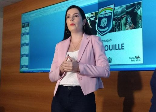 A Lei Federal 12.830/2013 estabelece que o delegado só poderá ser afastado da investigação se houver motivo de interesse público ou descumprimento de procedimentos previstos em regulamento da corporação que possam prejudicar a eficácia dos resultados investigativos. Delegada não pode ser afastada das investigações contra a Máfia da Merenda só para atender a mafiosos e aos políticos que recebem propinas desses mafiosos