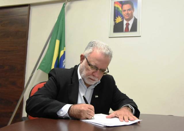 DILSON-PEIXOTO-ASSINA-ORDEM-DE-PAGAMENTO-PARA-O-GARANTIA-SAFRA