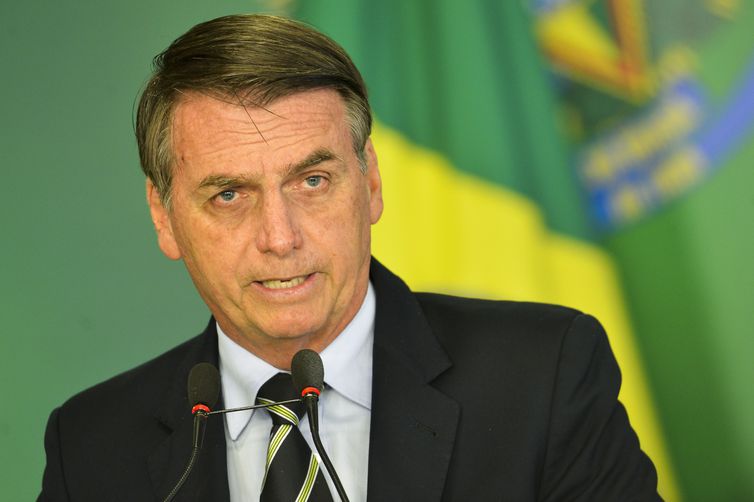 O presidente Jair Bolsonaro durante cerimônia de assinatura do decreto que flexibiliza a posse de armas no país.