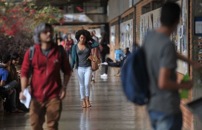 UnB foi a primeira universidade federal a adotar sistema de cotas raciais UnB reserva vagas para negros desde o vestibular de 2004 Percentual de negros com diploma cresceu quase quatro vezes desde 2000, segundo IBGE