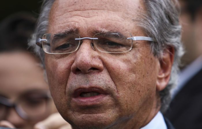 O ministro da Economia, Paulo Guedes, fala à imprensa após se reunir com presidente do Senado, Davi Alcolumbre, na residência oficial da Presidência do Senado.