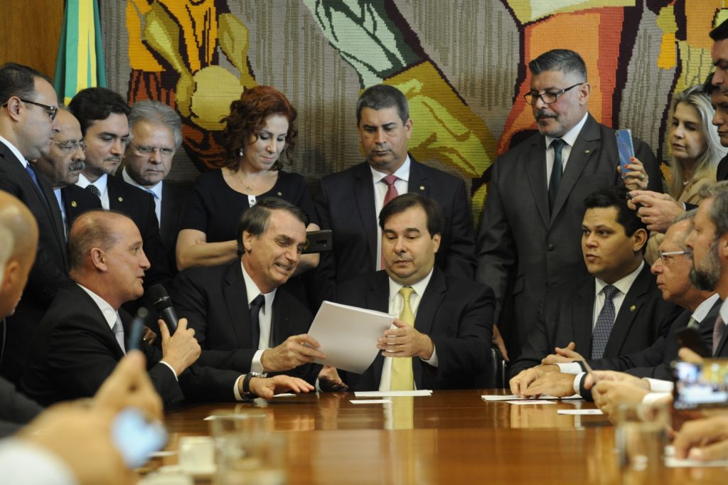 Bolsonaro entrega proposta de reforma da Previdência a Rodrigo Maia — Foto: Luis Macedo/Câmara dos Deputados