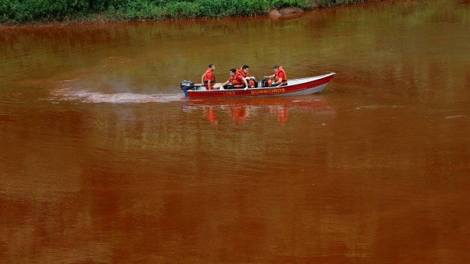 Equipes de resgate cruzam rio Paraopeba com águas rubras de lama depois do rompimento da barragem da Mina Córrego do Feijão em Brumadinho Foto: ADRIANO MACHADO / REUTERS