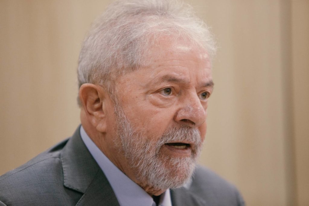 O ex-presidente Lula fala pela primeira à imprensa, em entrevista exclusiva nesta sexta-feira, na sede da PF em Curitiba. ISABELLA LANAVE