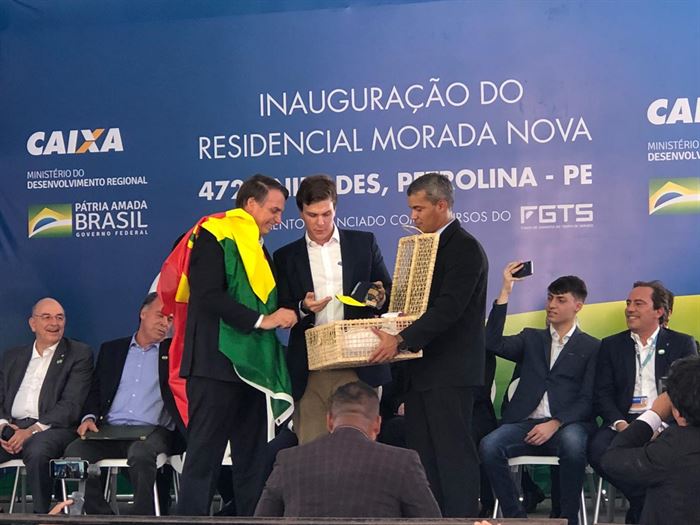 Prefeito de petrolina Miguel Coelho presenteou o presidente durante a cerimônia. - Crédito: Divulgação / Prefeitura de Petrolina