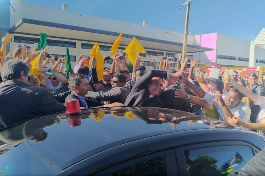 Segurança reforçada na chega de Bolsonaro ao residencial. (Foto: Carol Souza/ Nossa Voz)