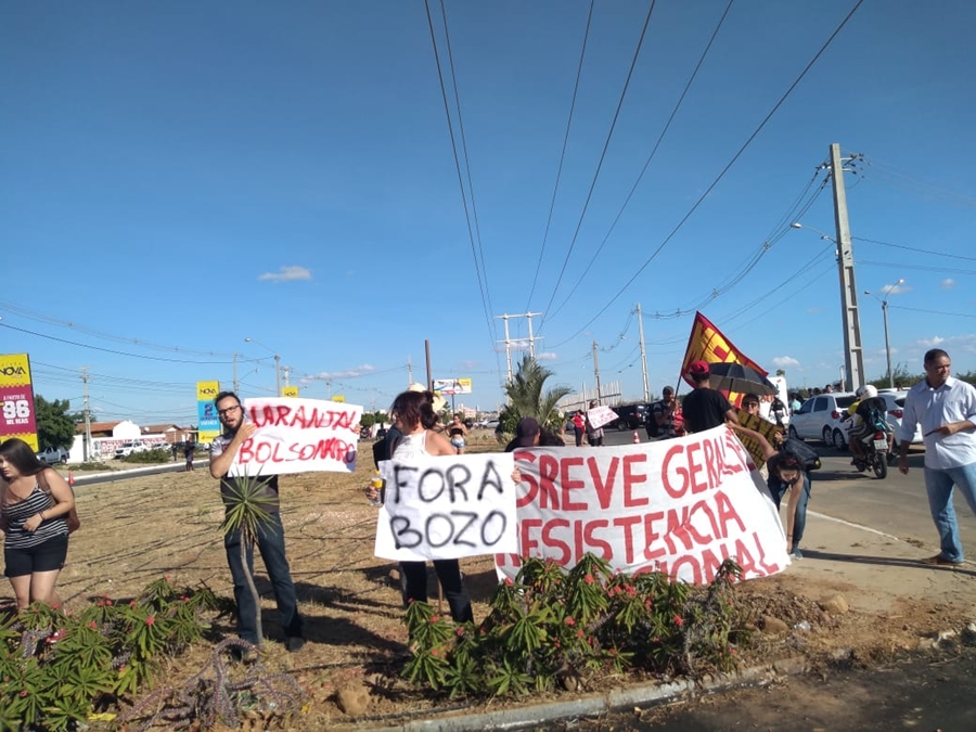 Segurando faixas, protestantes manifestaram contra o presidente.  (Foto: Carol Souza/ Blog Nossa Voz)