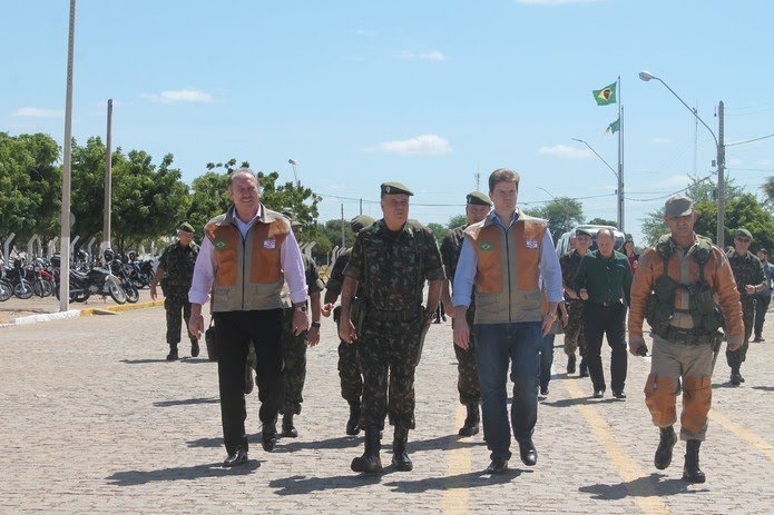 Ministro Gustavo Canuto e uma comitiva estiveram em Petrolina no Sertão de Pernambuco — Foto: Juliane Peixinho/ G1