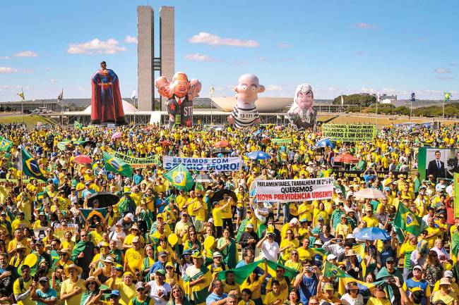 MANIFESTAÇÃO - Passeata em Brasília: Moro virou Super-Homem (Luciano Freire/Futura Press)