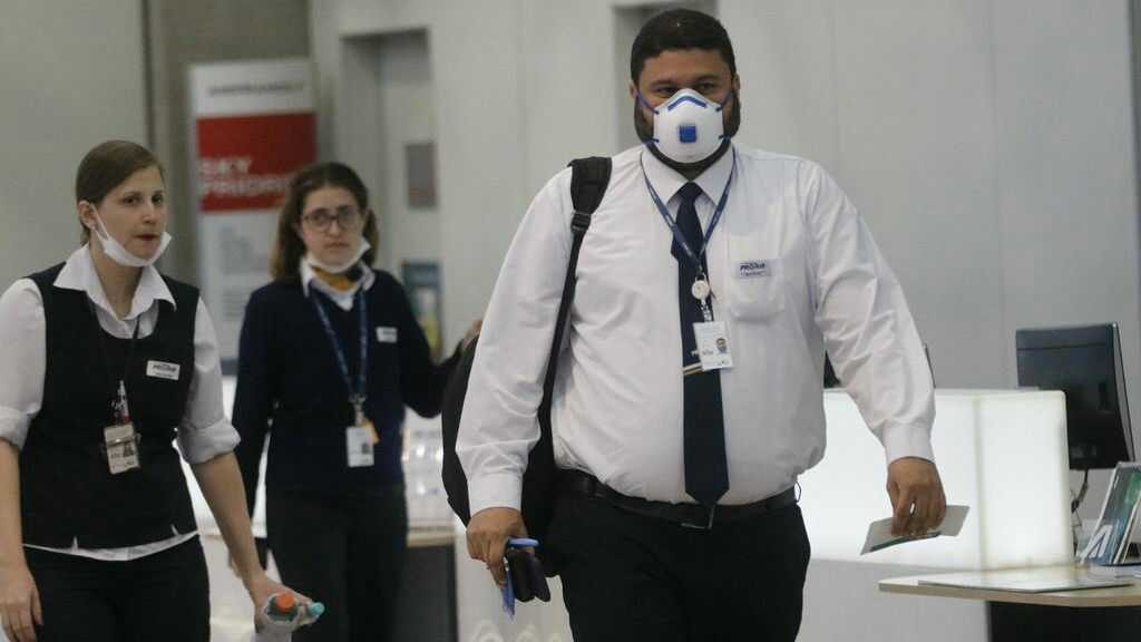 Passageiros e funcionários circulam vestindo máscaras contra o novo coronavírus (Covid-19) no Aeroporto Internacional Tom Jobim- Rio Galeão (Crédito: ernando Frazão/Agência Brasil)