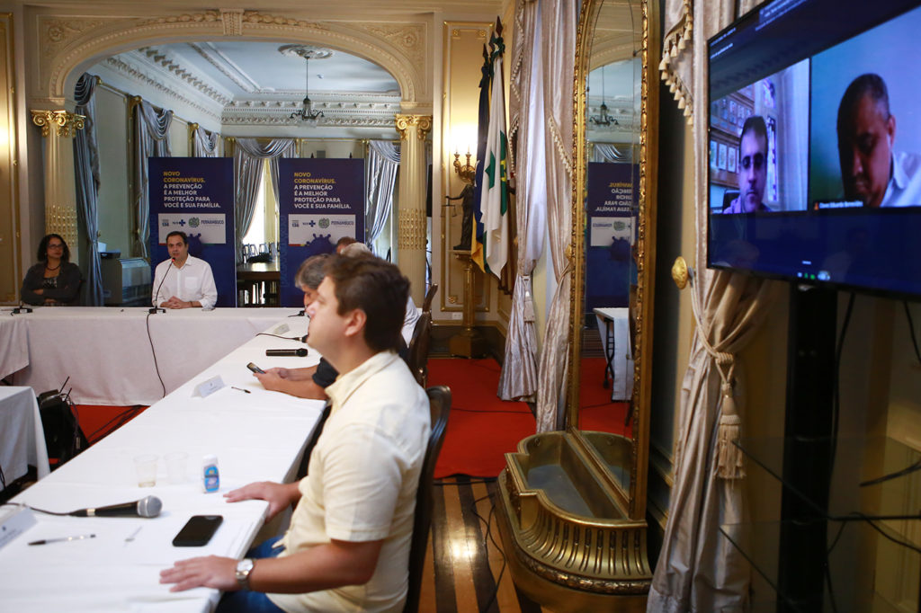 Governador Paulo Camara durante reuniao presencial e videoconferencia com os Secretarios sobre o Covid-1902