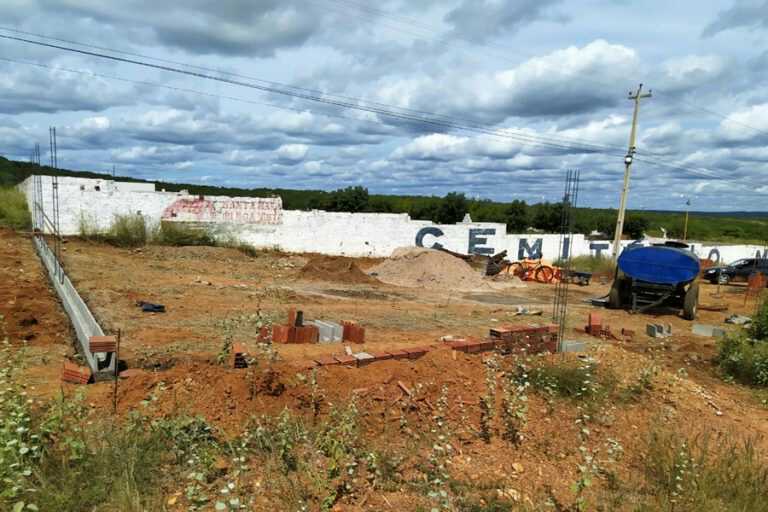 O jovem faleceu em Petrolina vítima de Covid-19, foi sepultado em um local do lado de fora do cemitério da cidade de Santa Maria da Boa Vista. (Foto: Davi Mendonça/ Nossa Voz)