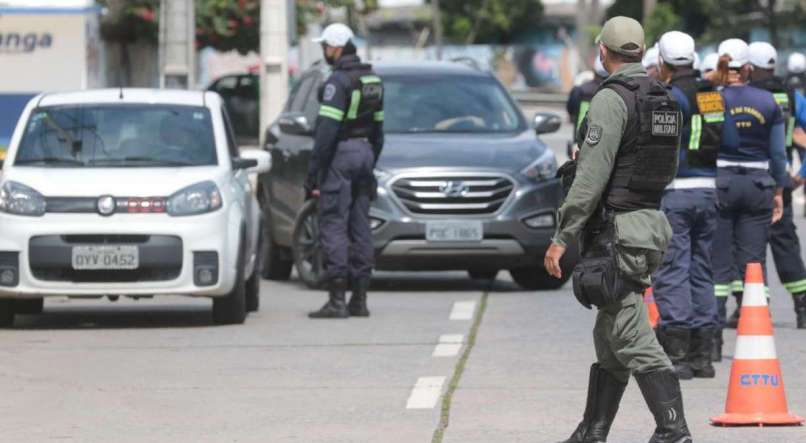 Políciais militares e guarda municipal fazendo blitz para fiscalização do lockdown e rodízio de veículos pelo combate do novo coronavírus, Covid-19, no Cabanga em Recife, Pernambuco, Brasil. - FOTO: ALEXANDRE GONDIM/JC IMAGEM