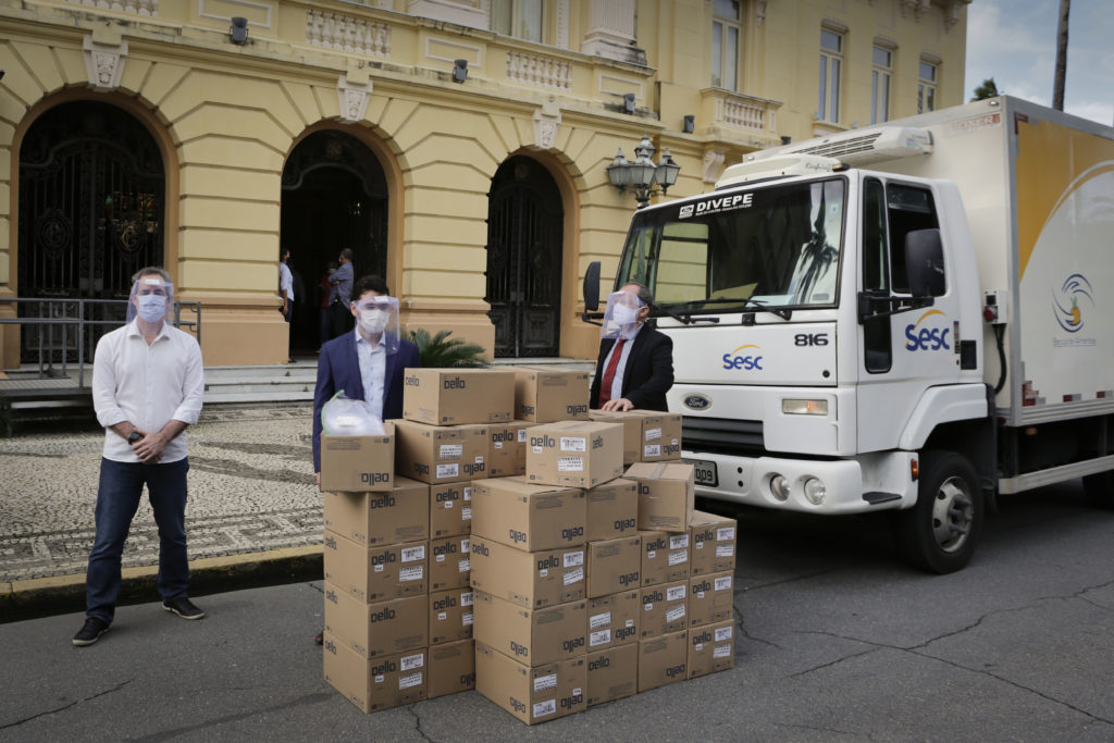 Foto:  Heudes Regis/SEI - Data: 20-05-2020 - Covid-19 - O secretário Alberes Lopes e o secretário executivo de gabinete, Alexandre Campelo, recebem mascaras faceshield do vice presidente do Senac, Milton Tavares