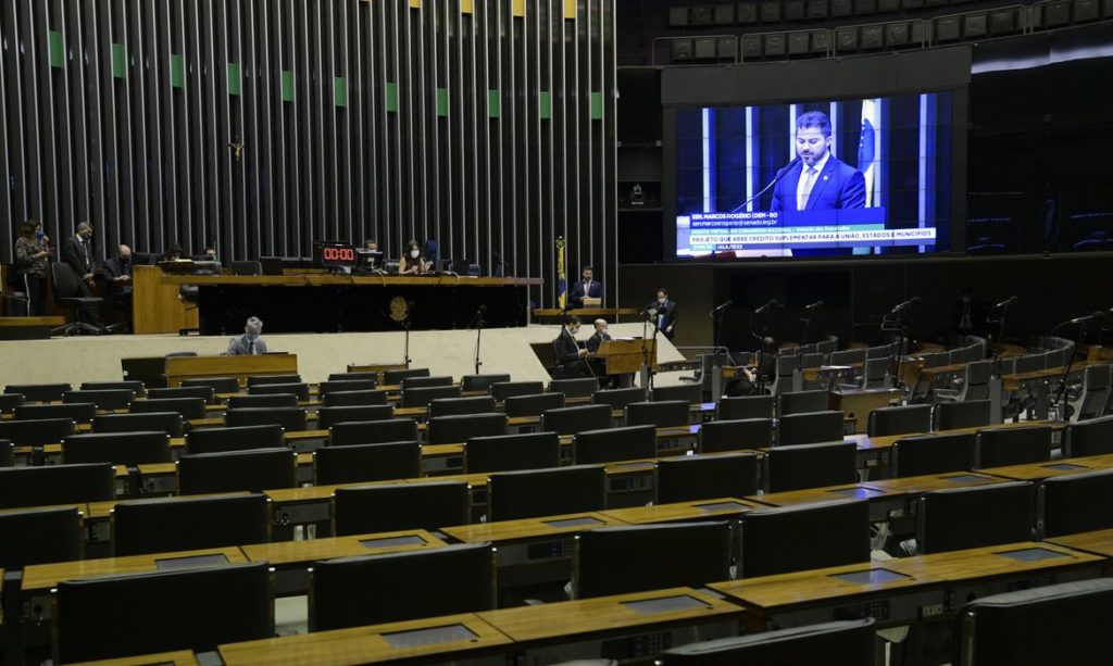 Sessão Deliberativa Remota do Congresso Nacional (para deputados) destinada à deliberação do Projeto de Lei do Congresso Nacional nº 8 de 2020. Ordem do dia. Os parlamentares analisam a proposta de crédito suplementar em que o Poder Executivo pede autorização para quitar, por meio de endividamento, despesas correntes de R$ 343,6 bilhões (PLN 8/2020). Em discurso, à tribuna, relator do PLN 8/2020, senador Marcos Rogério (DEM-RO). Mesa: vice-presidente da Câmara dos Deputados, deputado Marcos Pereira (Republicanos-SP); diretora da Secretaria Legislativa do Congresso Nacional, Adriana Alves Zaban. Foto: Pedro França/Agência Senado