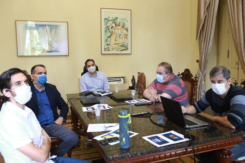 Governador Paulo Camara com integrantes do gabinete Covid-19 - Foto Hélia Scheppa SEI